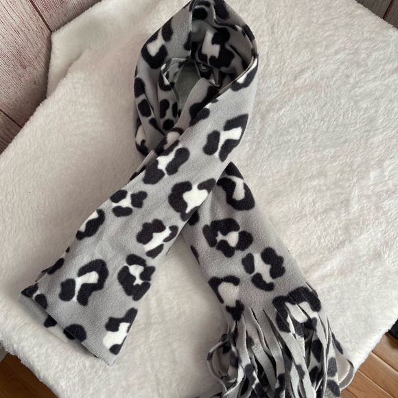Old Navy Leopard Fleece Scarf - Picture 1 of 3